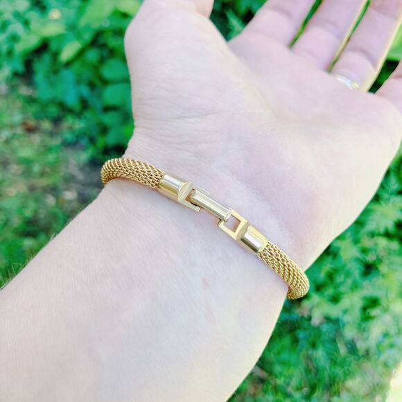 Vintage Avon Gold Tone Mesh Bracelet 1980s Signed Foldover Clasp Classic - Picture 8 of 13